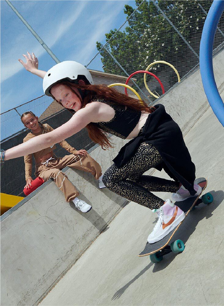 niña con skateboard