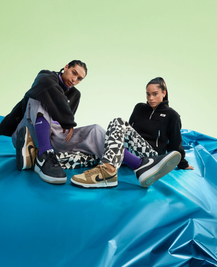 chicos sentados con zapatillas nike