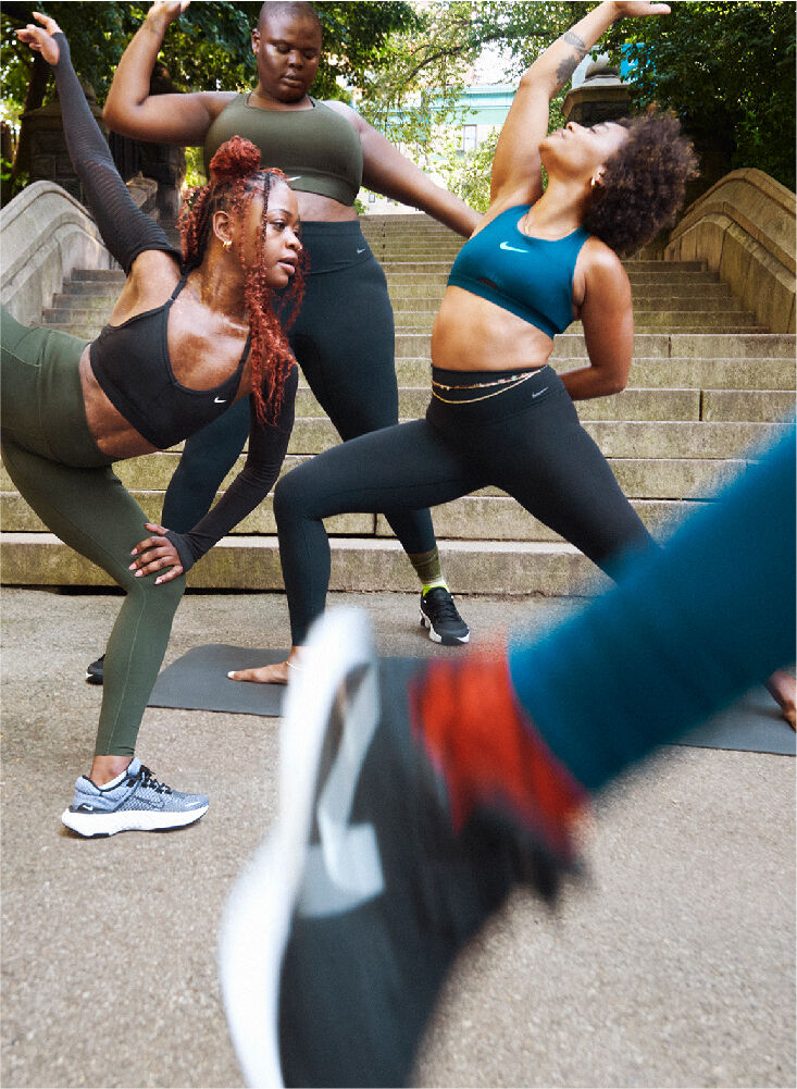 chica estirando nike