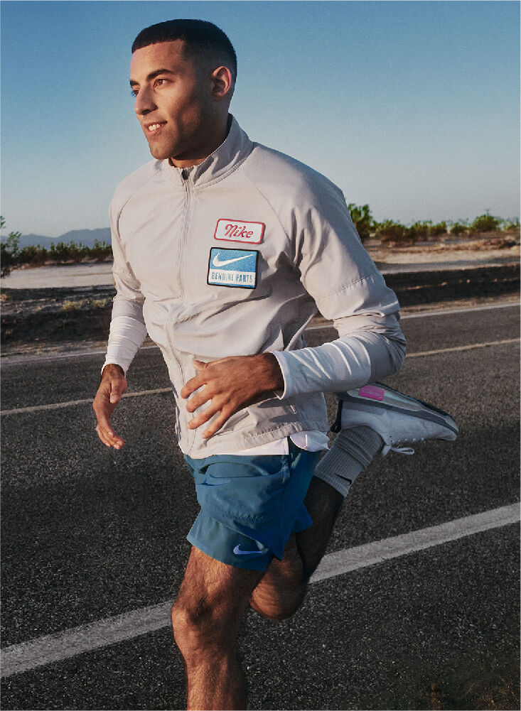 hombre corriendo con ropa deportiva nike