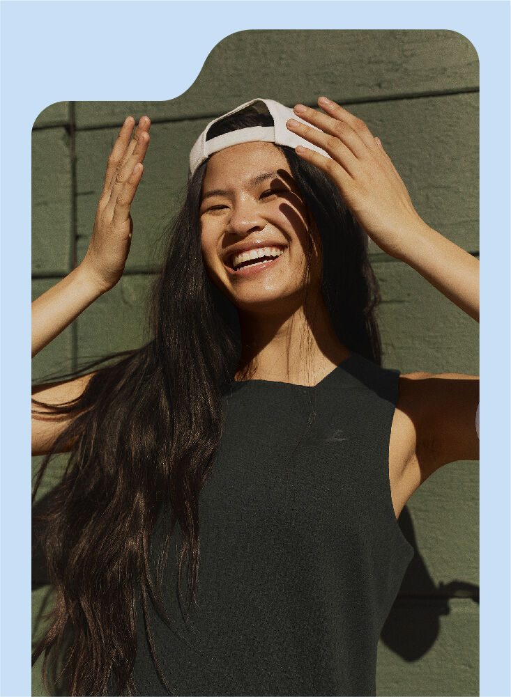 chica con gorro nike