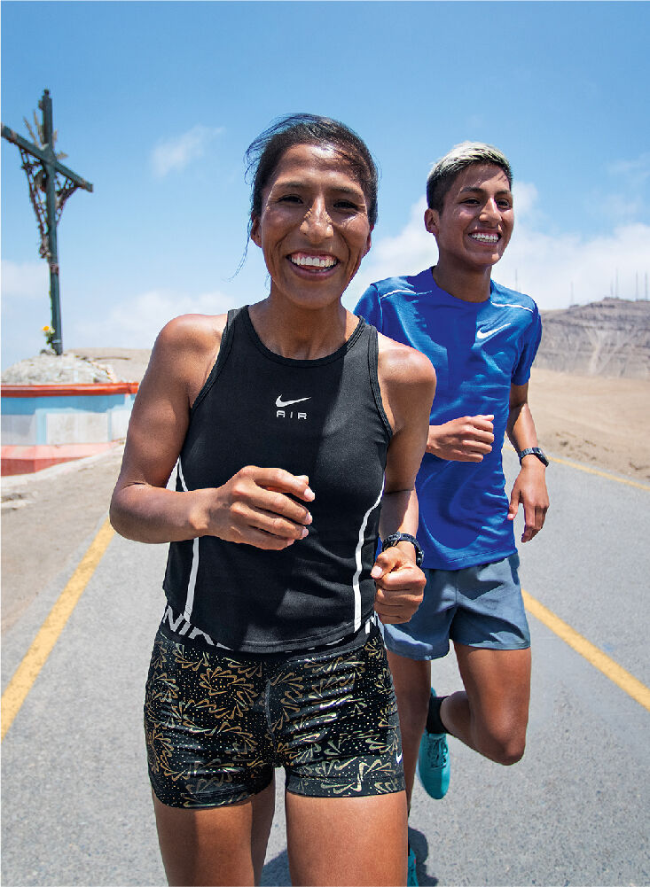 chicas usando sontenes deportivos de nike