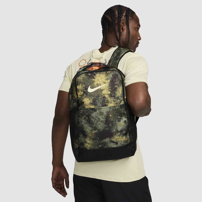Nike Brasilia, Verde Aceite/Negro/Leche De Coco, hi-res