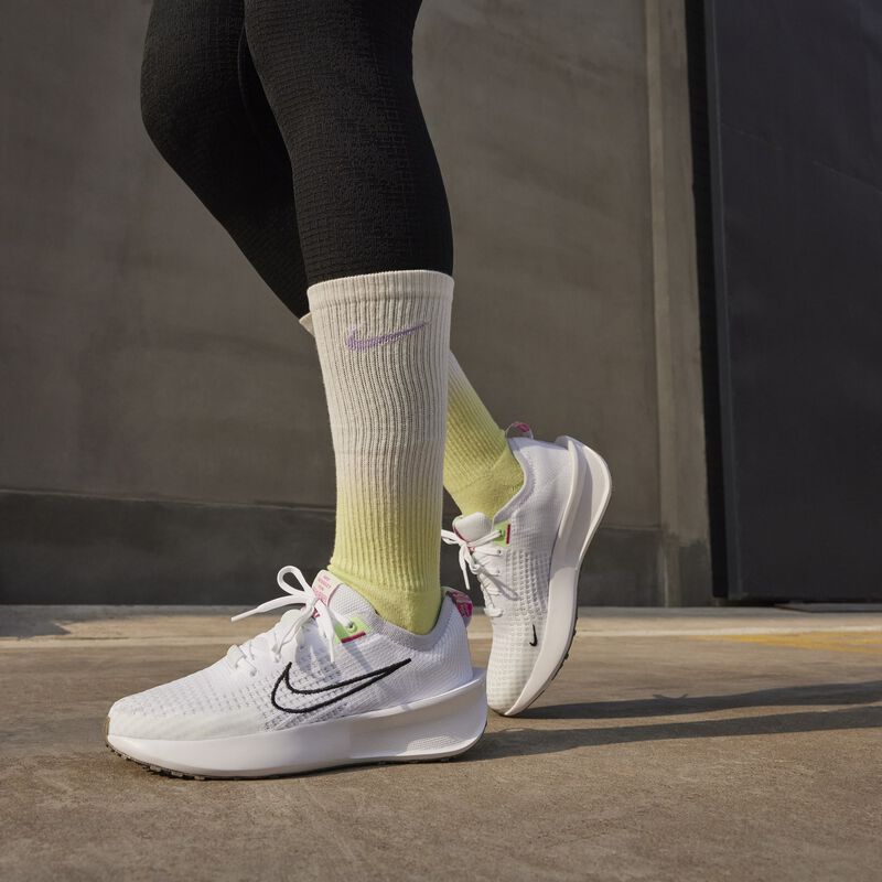 Nike Interact Run, Blanco/Gris Fútbol/Verde Vapor/Negro, hi-res