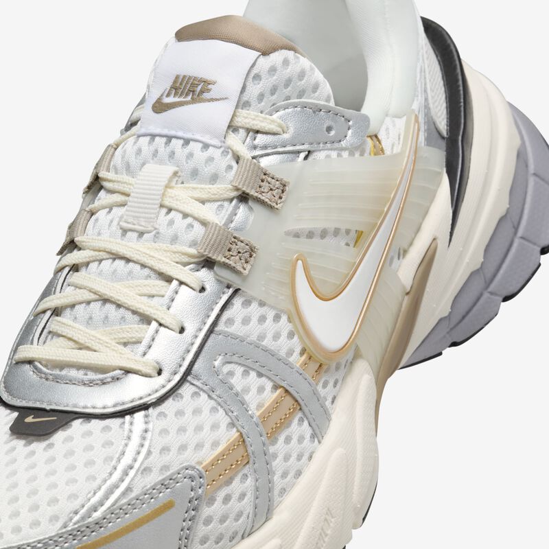 Nike V2K Run, Blanco/Caqui/Plata Metalizado/Blanco, hi-res