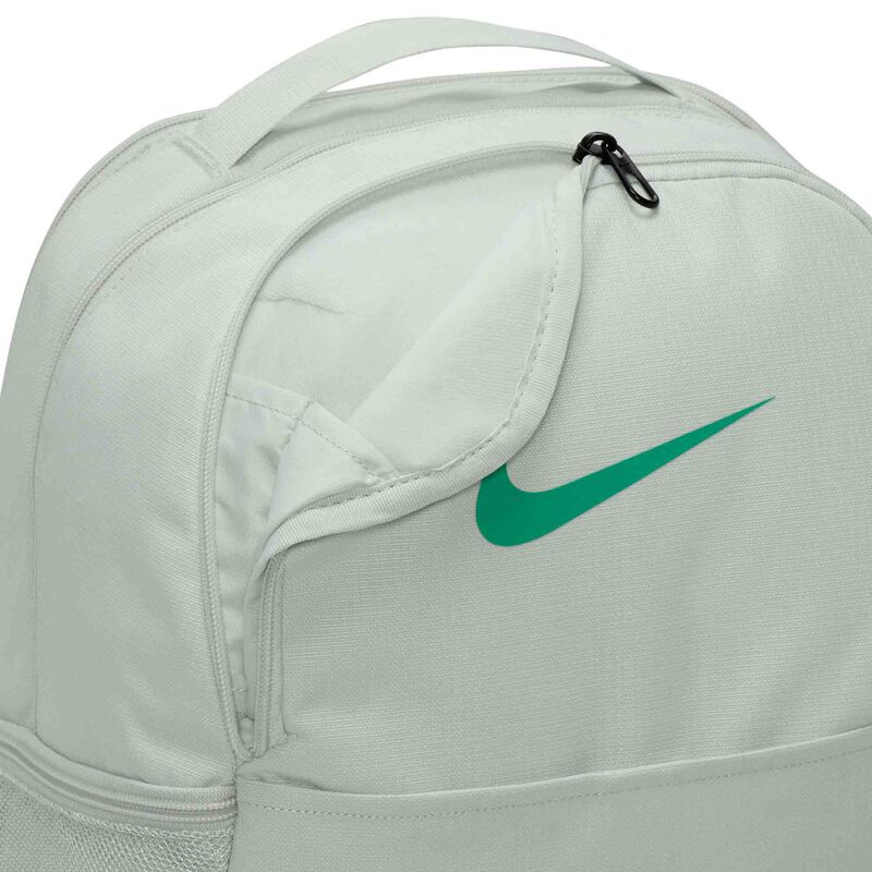 Nike Brasilia 9.5, Plata Claro/Negro/Verde Estadio, hi-res