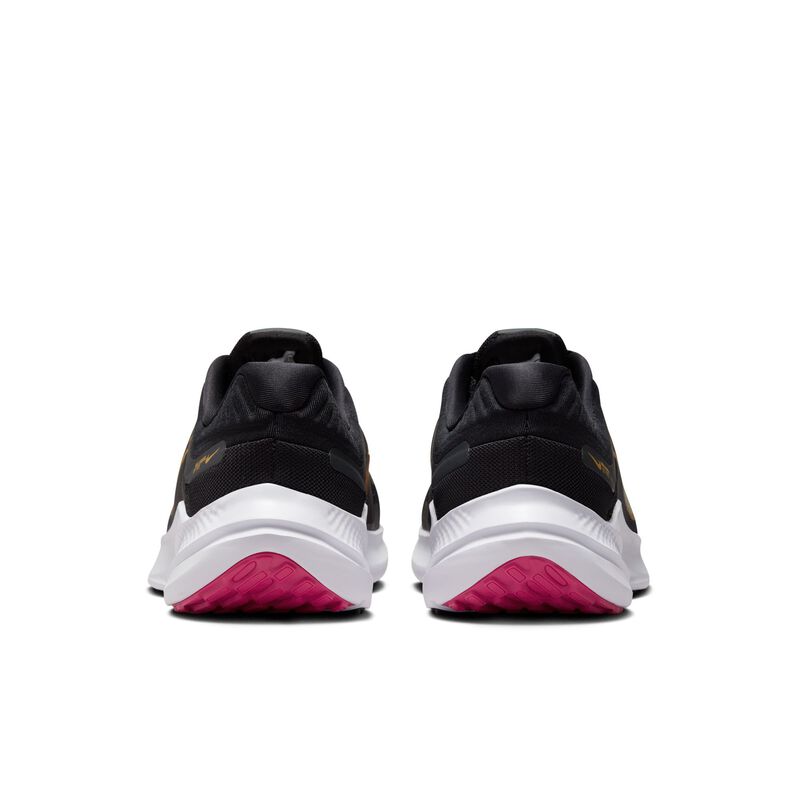 Nike Quest 5, Negro/Gris humo oscuro/Baya de fuego/Oro metalizado, hi-res