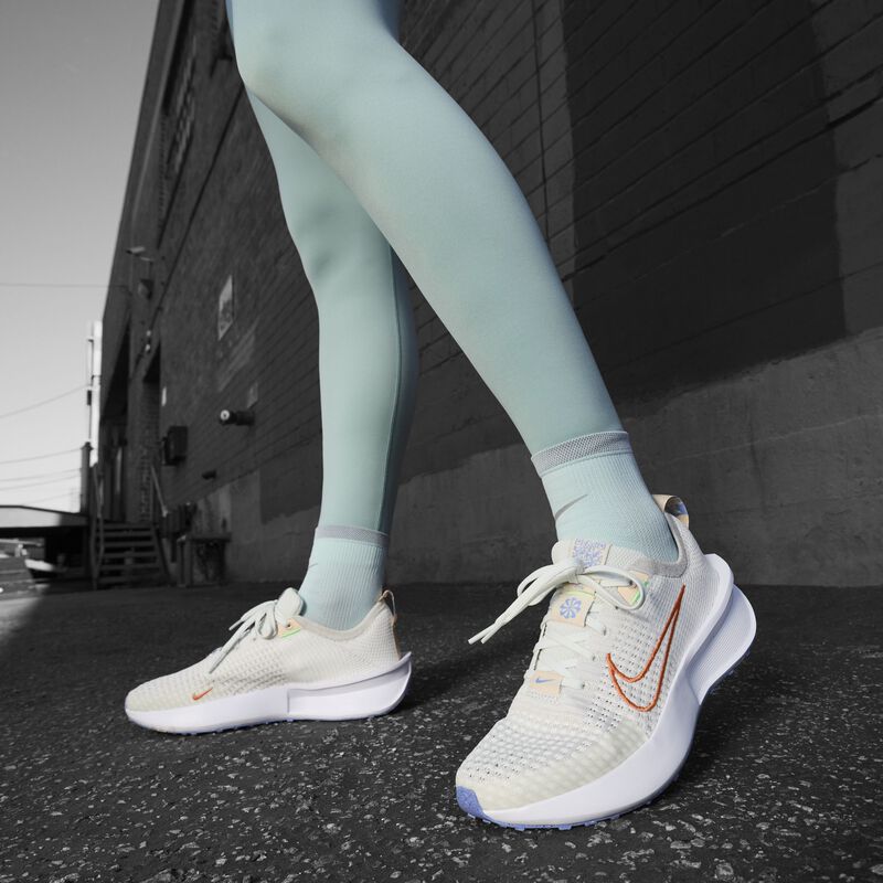 Nike Interact Run, Hueso Claro/Vela Mandarina Brillante, hi-res