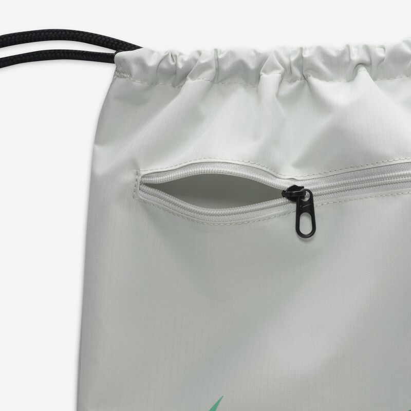 Nike Brasilia 9.5, Plata Claro/Negro/Verde Estadio, hi-res