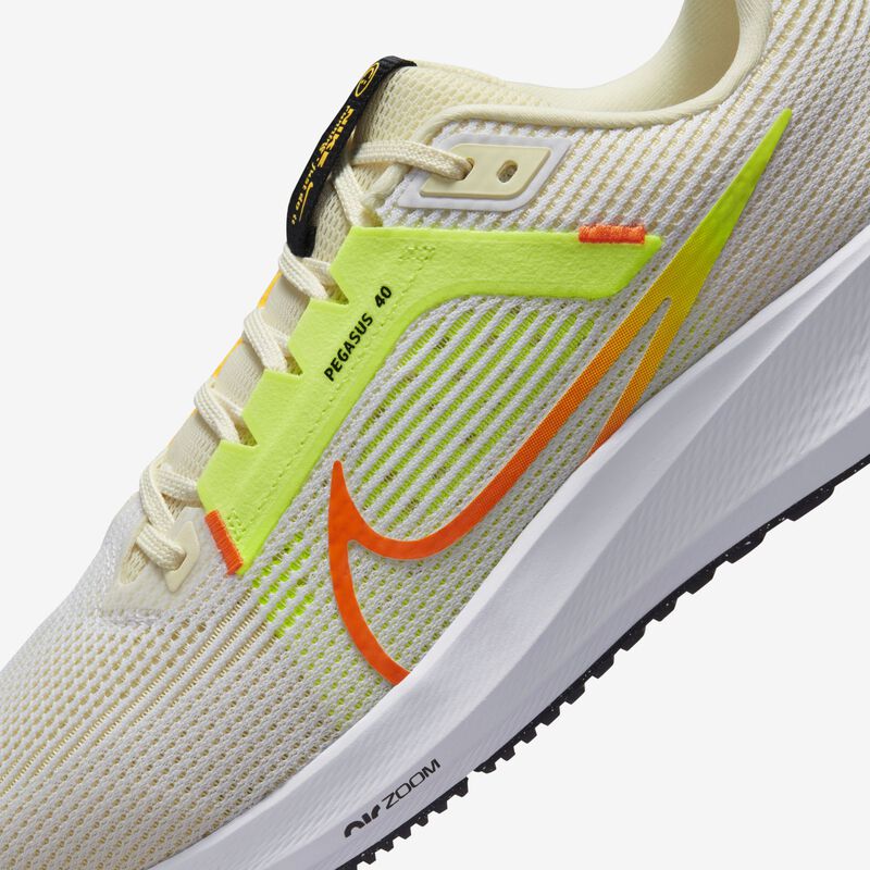 Nike Pegasus 40, Blanco/Leche de coco/Voltio/Multicolor, hi-res