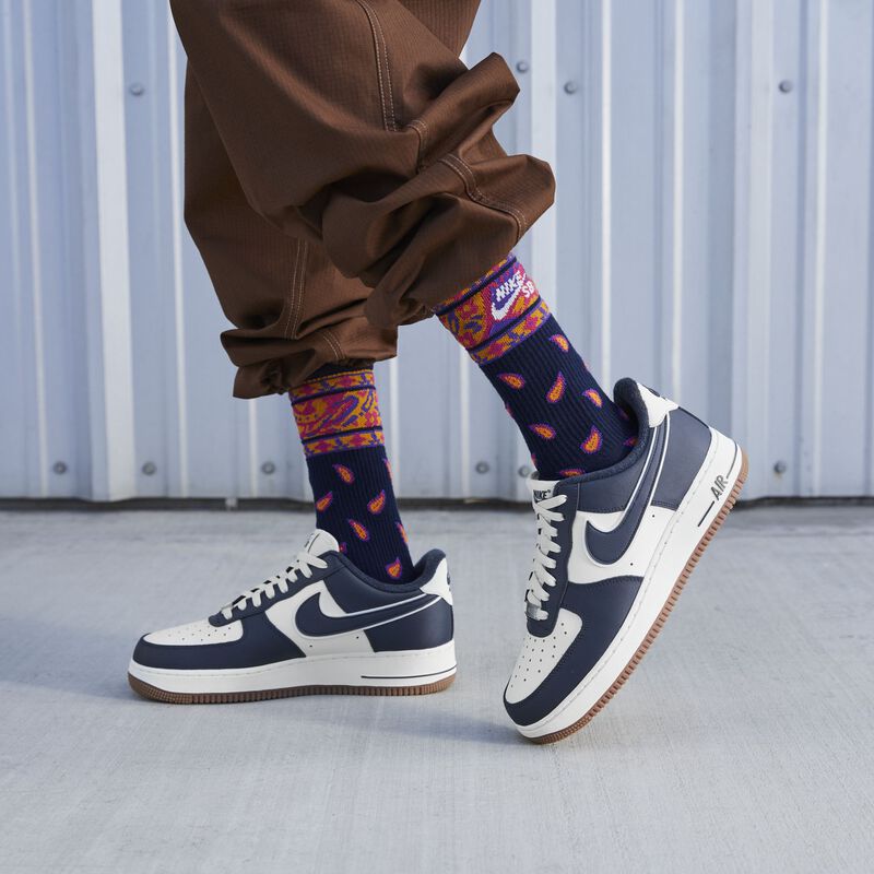 Nike Air Force 1 '07 LV8, Vela/Azul marino medianoche-Castaño medio, hi-res