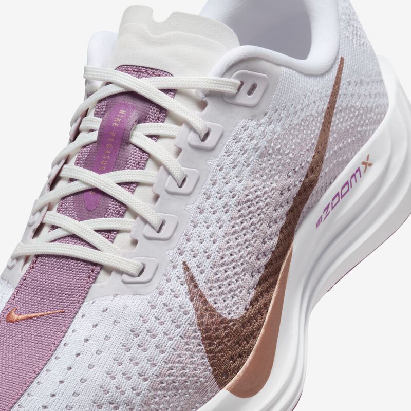 Nike Pegasus Plus, Blanco/Metalizado Rojo Bronce-Platino Violeta, hi-res