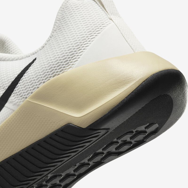 Nike MC Trainer 3, Vela/Equipo Negro-Oro-Blanco, hi-res
