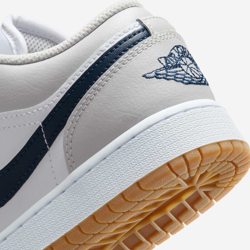 Air Jordan 1 Low, Blanco/Gris Neutro/Marrón Medio Goma/Azul Marino Medianoche, hi-res