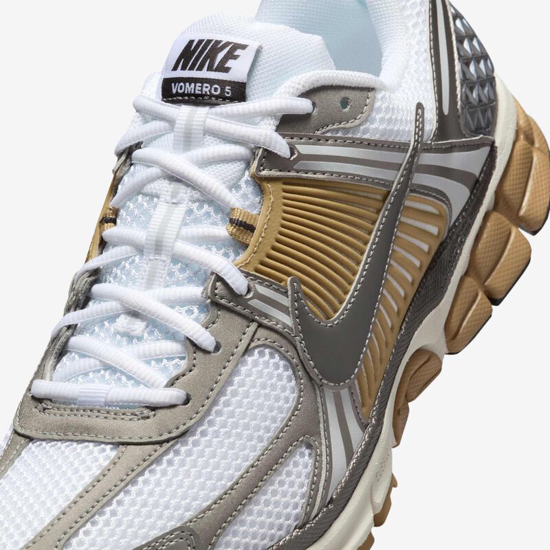 Nike Zoom Vomero 5, Peltre Metálico/Ceniza Media-Paracaídas Beige-Blanco-Marfil Pálido- Platino Metálico, hi-res