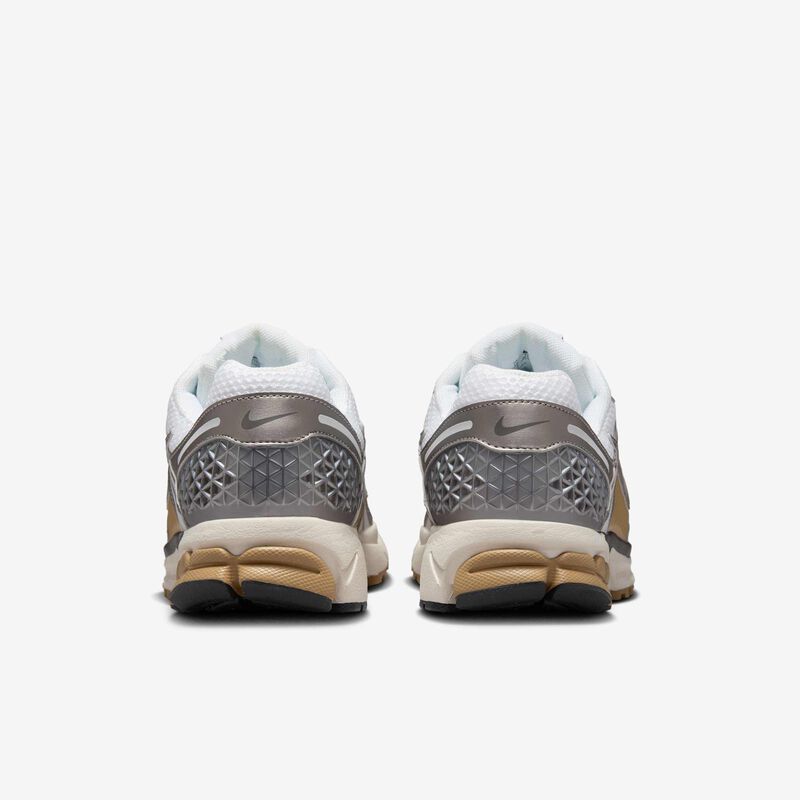 Nike Zoom Vomero 5, Peltre Metálico/Ceniza Media-Paracaídas Beige-Blanco-Marfil Pálido- Platino Metálico, hi-res