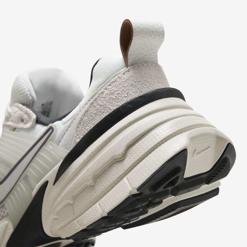 Nike V2K Run, Blanco Cumbre/Blanco/Marrón Verdoso Claro/Cromo, hi-res