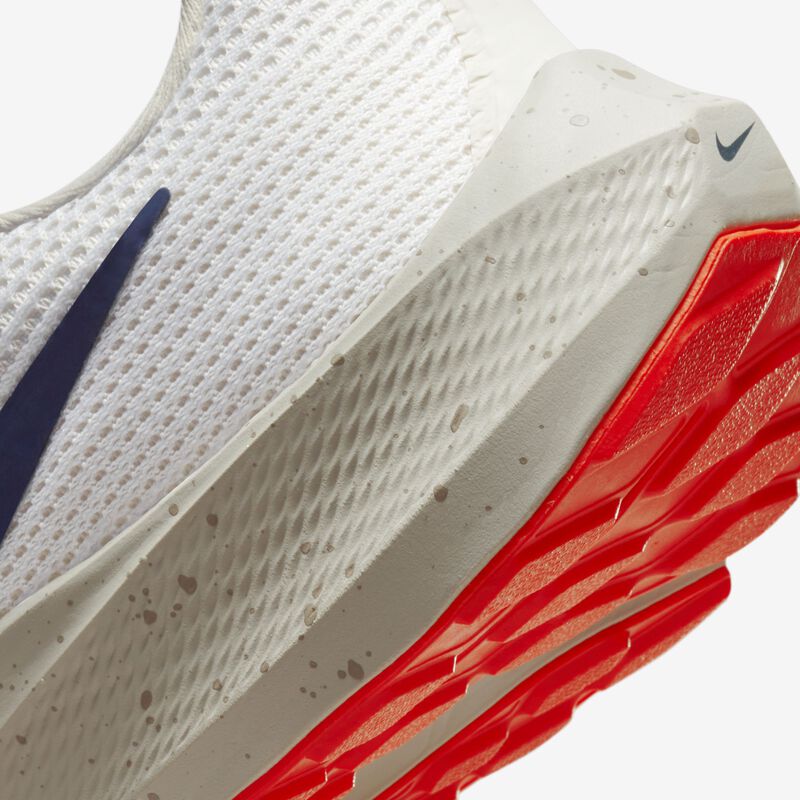 Nike Pegasus 40, Blanco/Marrón Orewood claro/Fantasma/Obsidiana, hi-res