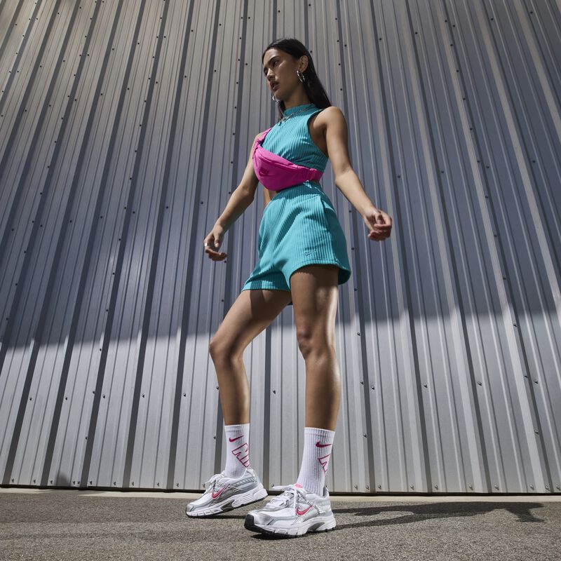 Nike Initiator, Blanco/Plata Metalizado/Azul Bruma/Cereza, hi-res