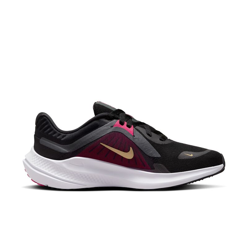 Nike Quest 5, Negro/Gris humo oscuro/Baya de fuego/Oro metalizado, hi-res