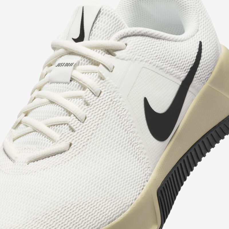 Nike MC Trainer 3, Vela/Equipo Negro-Oro-Blanco, hi-res