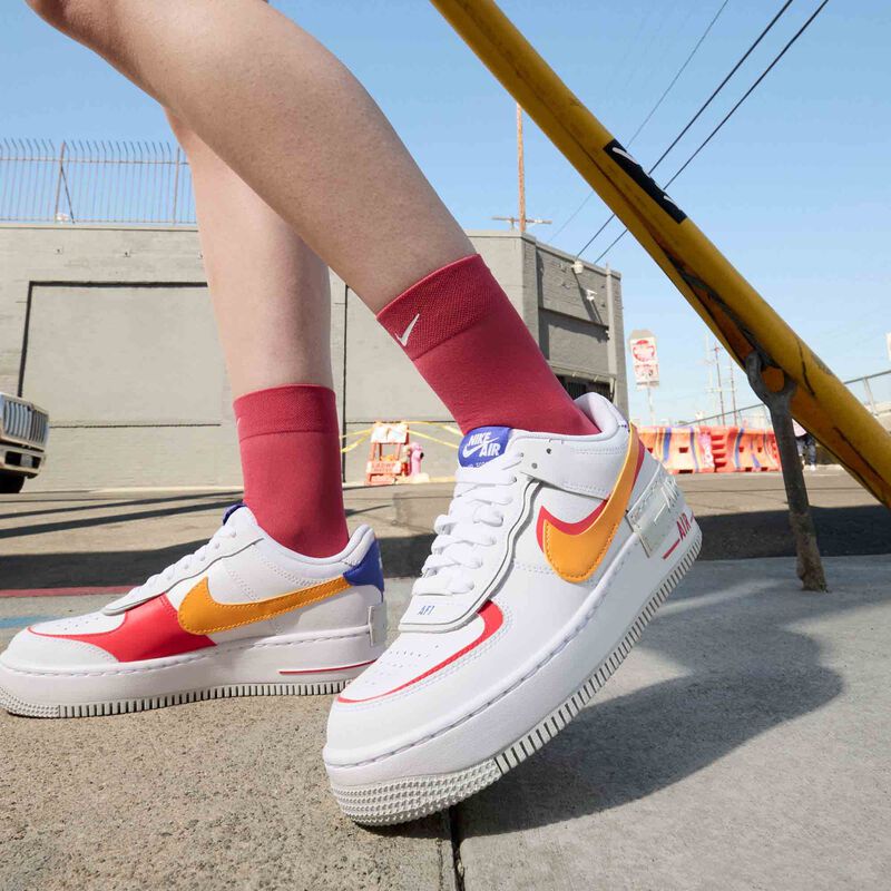 Nike Air Force 1 Shadow, Blanco/Rojo sirena/Polvo fotón/Reloj de sol, hi-res