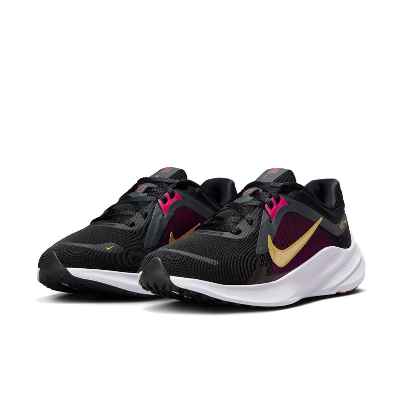 Nike Quest 5, Negro/Gris humo oscuro/Baya de fuego/Oro metalizado, hi-res