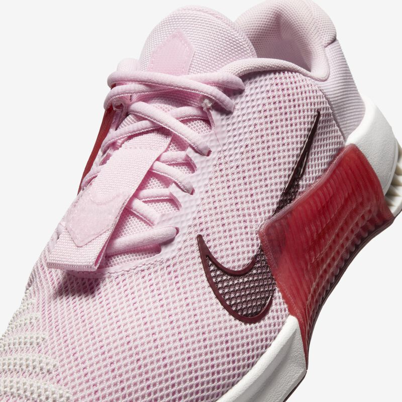 Nike Metcon 9, Espuma Rosa/Tinte Platino/Adobe/Rojo Oscuro del Equipo, hi-res