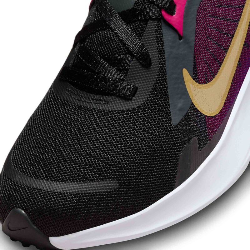 Nike Quest 5, Negro/Gris humo oscuro/Baya de fuego/Oro metalizado, hi-res