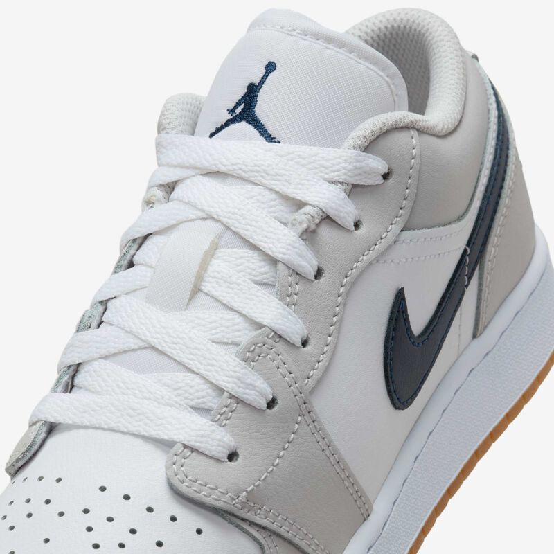 Air Jordan 1 Low, Blanco/Gris Neutro/Marrón Medio Goma/Azul Marino Medianoche, hi-res