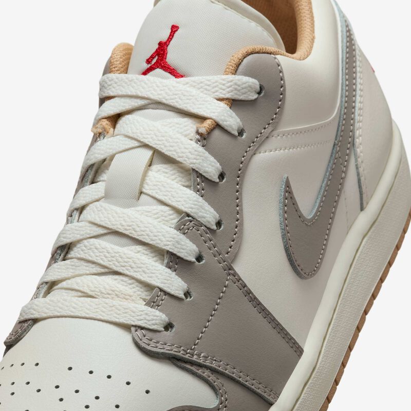 Air Jordan 1 Low, Vela/Gris Universitario/Cáñamo/Rojo Fuego, hi-res