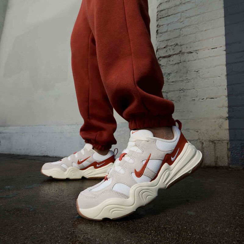 Nike Tech Hera, Vela/Marrón Claro/Leche De Coco/Naranja Fogata, hi-res