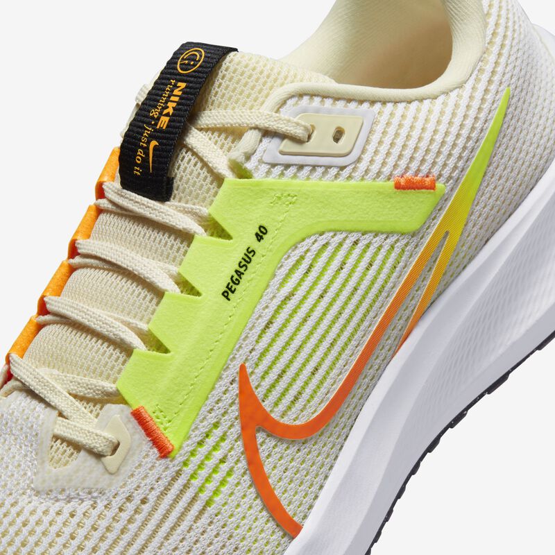Nike Pegasus 40, Blanco/Leche de coco/Voltio/Multicolor, hi-res