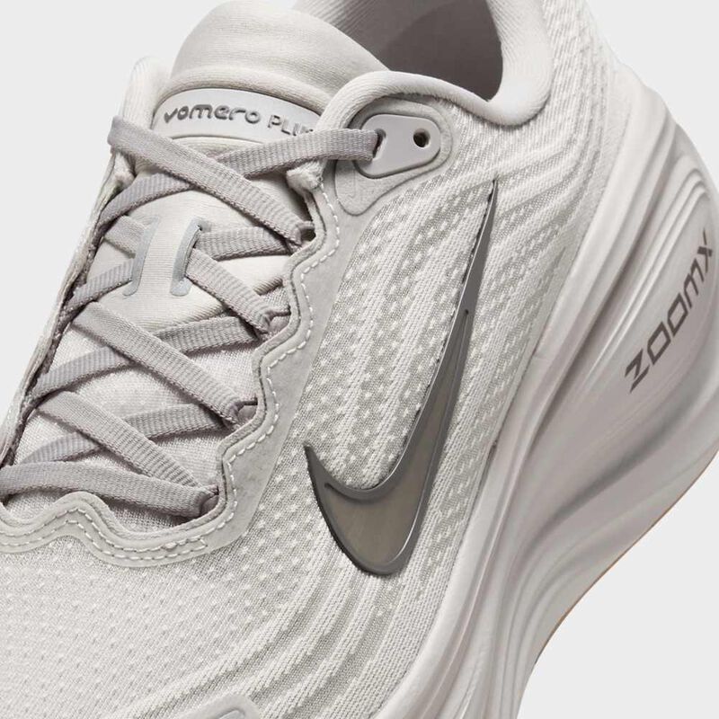 Nike Vomero Plus, Gris universitario/ceniza media-mineral de hierro claro-marr&oacute;n goma media, hi-res