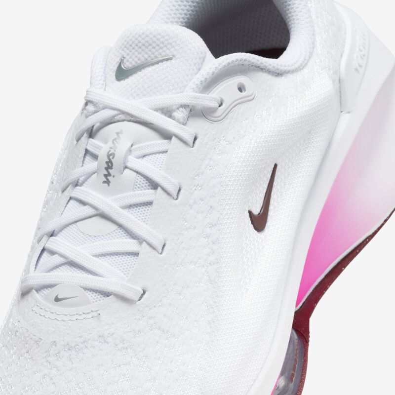 Nike Versair, Blanco/Rosa Intenso/Plateado Metalizado/Rojo Oscuro, hi-res