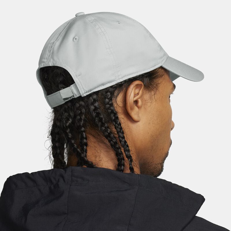 Nike Dri-FIT Club, Gris Humo Claro/Plata Metalizado, hi-res