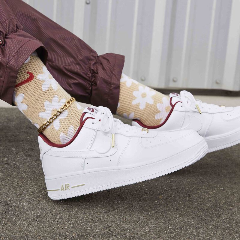 Nike Air Force 1 '07 SE, Blanco/Rojo team/Estrella de oro metálico/Blanco, hi-res