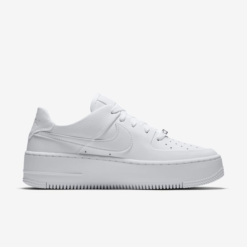 Nike Air Force 1 Sage Low, Blanco/Oro Metálico Coin/Negro, hi-res