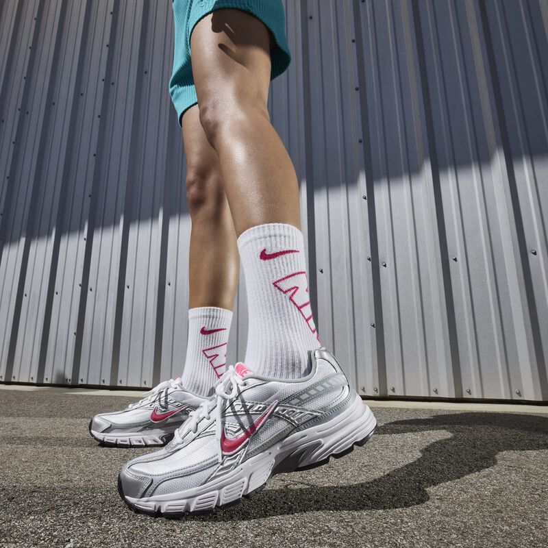 Nike Initiator, Blanco/Plata Metalizado/Azul Bruma/Cereza, hi-res
