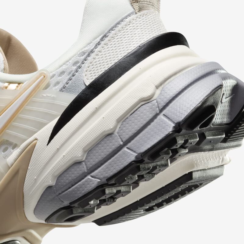 Nike V2K Run, Blanco/Caqui/Plata Metalizado/Blanco, hi-res