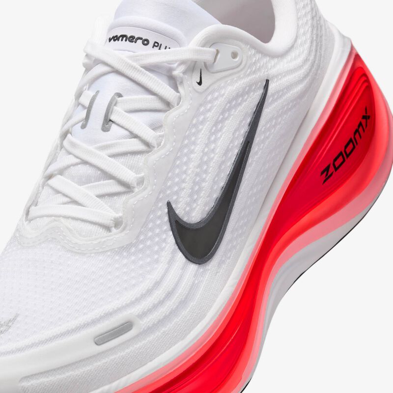 Nike Vomero Plus, Blanco/Carmesí brillante/Plata metalizado/Negro, hi-res