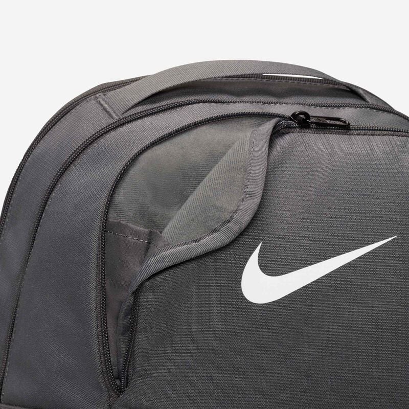 Nike Brasilia 9.5, Gris Hierro/Negro/Blanco, hi-res