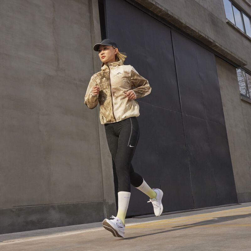 Nike Interact Run, Blanco/Gris Fútbol/Verde Vapor/Negro, hi-res