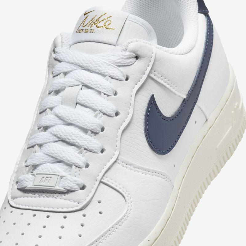Nike Air Force 1 '07 Next Nature, Blanco/Marfil Pálido/Oro Metalizado/Obsidiana, hi-res