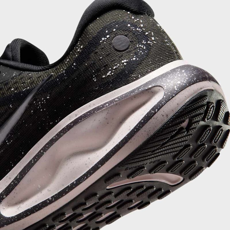 Nike Journey Run, Negro/Plata metalizado/Morado cueva/Gris oscuro metálico, hi-res