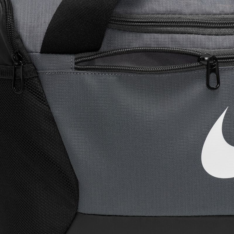Nike Brasilia 9.5, Gris Hierro/Negro/Blanco, hi-res