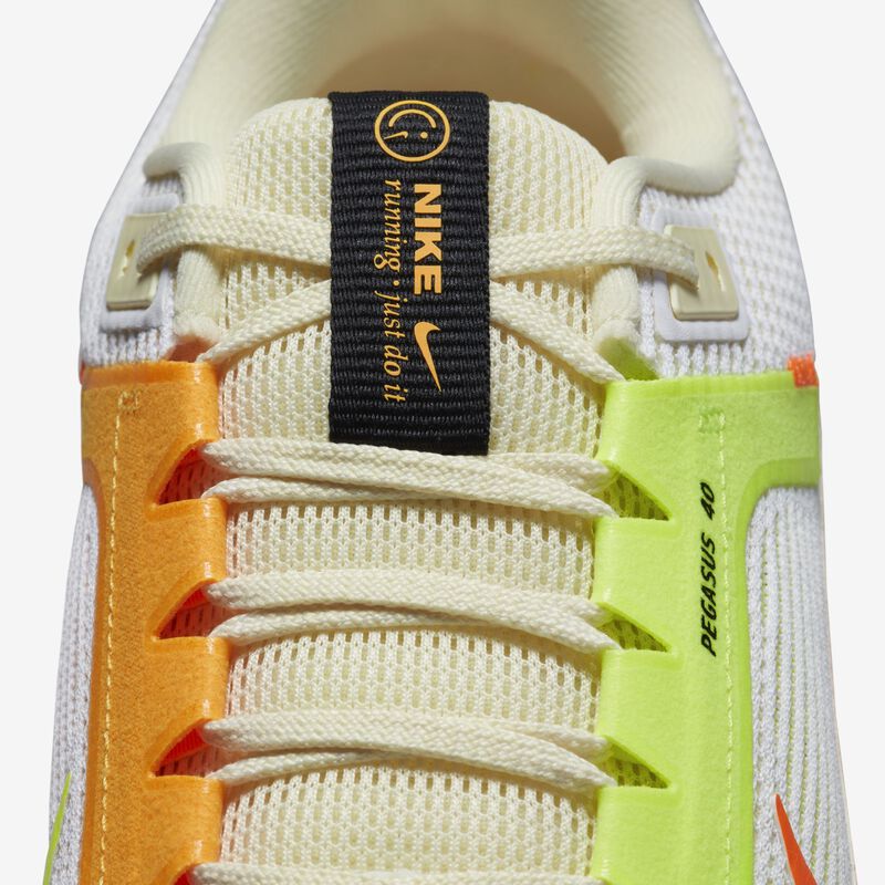 Nike Pegasus 40, Blanco/Leche de coco/Voltio/Multicolor, hi-res