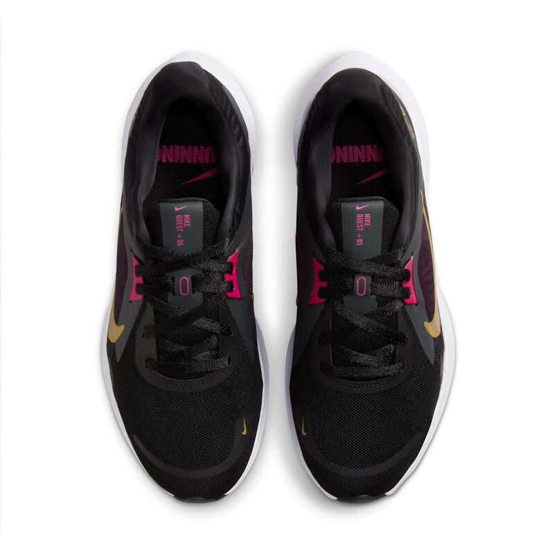 Nike Quest 5, Negro/Gris humo oscuro/Baya de fuego/Oro metalizado, hi-res