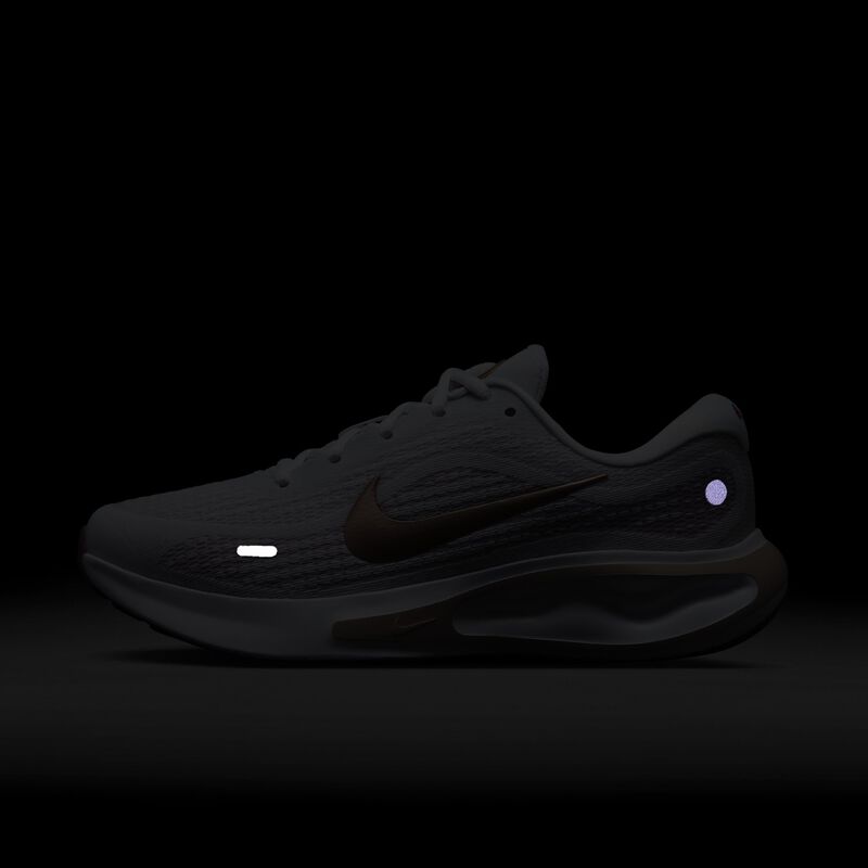 Nike Journey Run, Blanco/Metalizado Bronce Rojo-Fucsia Intenso, hi-res