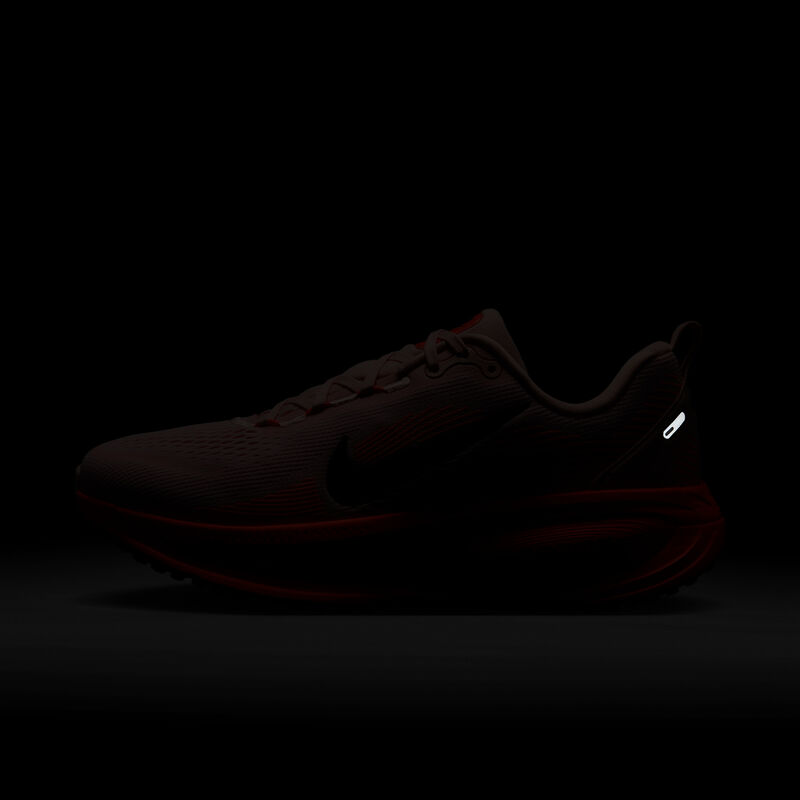Nike Vomero 18, Atmósfera/Carmesí Brillante/Carmesí Felicidad/Negro, hi-res
